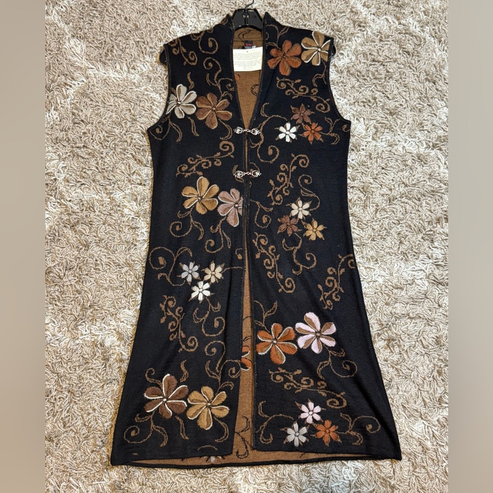 NWT Tey-Art Alpaca Blend Floral Embroidered Vest size Medium